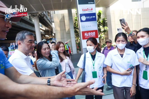 รูป-"มาร์ค" นำทีม ปชป. บุกกรุงฯ ชูนโยบาย "รถไฟฟ้า 5-30 บาท" ดัน พ.ร.บ.อากาศสะอาด แก้ฝุ่น PM 2.5-21