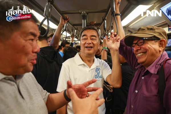 รูป-"มาร์ค" นำทีม ปชป. บุกกรุงฯ ชูนโยบาย "รถไฟฟ้า 5-30 บาท" ดัน พ.ร.บ.อากาศสะอาด แก้ฝุ่น PM 2.5-17