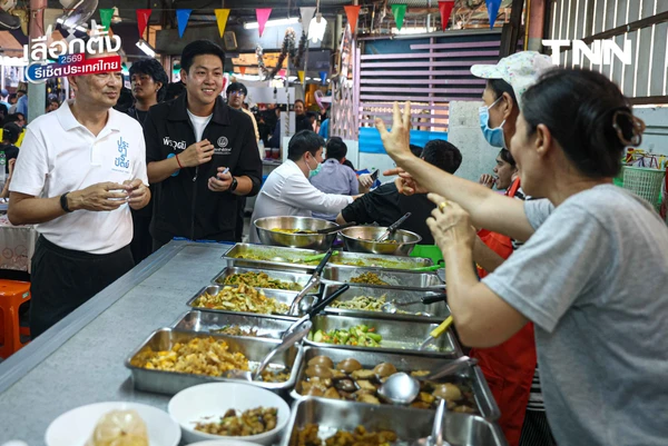 รูป-"มาร์ค" นำทีม ปชป. บุกกรุงฯ ชูนโยบาย "รถไฟฟ้า 5-30 บาท" ดัน พ.ร.บ.อากาศสะอาด แก้ฝุ่น PM 2.5-32