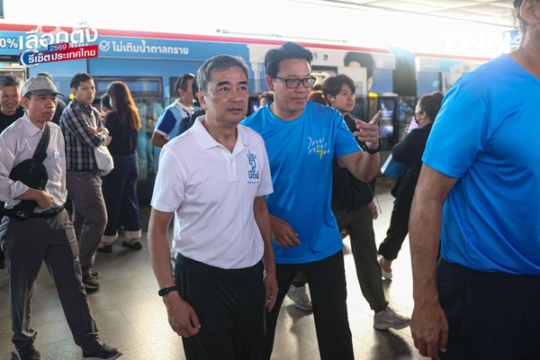 รูป-"มาร์ค" นำทีม ปชป. บุกกรุงฯ ชูนโยบาย "รถไฟฟ้า 5-30 บาท" ดัน พ.ร.บ.อากาศสะอาด แก้ฝุ่น PM 2.5-16