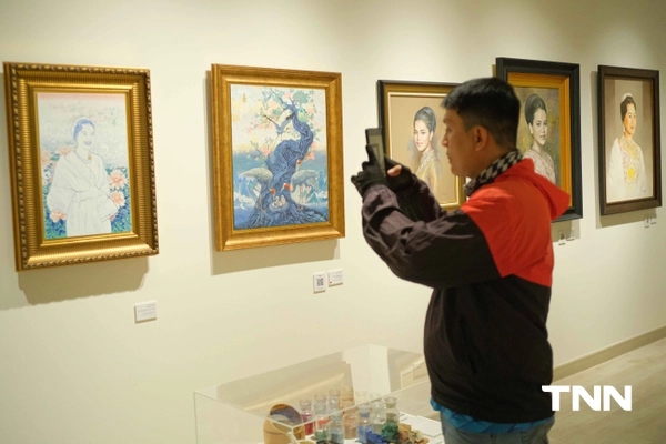 รูป-2 ศิลปินแห่งชาติ นำทัพสร้างสรรค์งานศิลป์ชั้นสูง น้อมรำลึกในพระมหากรุณาธิคุณ “สมเด็จพระพันปีหลวง"-12