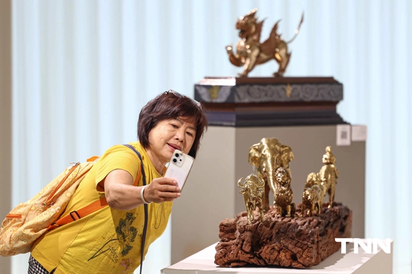 รูป-2 ศิลปินแห่งชาติ นำทัพสร้างสรรค์งานศิลป์ชั้นสูง น้อมรำลึกในพระมหากรุณาธิคุณ “สมเด็จพระพันปีหลวง"-13