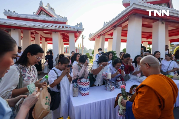 รูป-ชาวพุทธร่วมใจ ตักบาตร-ห่มผ้าพระปรางค์วัดอรุณฯ รับอรุณวันมาฆบูชา ปี 2569-21