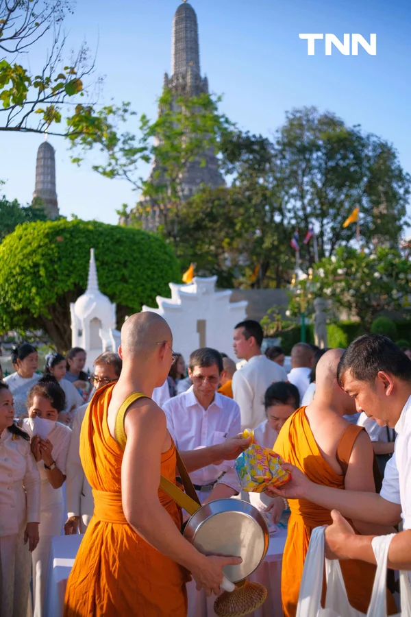 รูป-ชาวพุทธร่วมใจ ตักบาตร-ห่มผ้าพระปรางค์วัดอรุณฯ รับอรุณวันมาฆบูชา ปี 2569-4