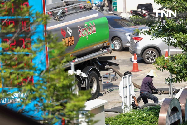 รูป-ยังมีน้ำมันสำรอง รถน้ำมันเข้าเติมน้ำมันบริเวณปั้มในพื้นที่ กทม. หลังปิดป้ายน้ำมันหมดบางชนิด-13