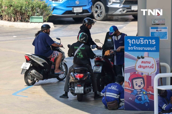 รูป-ยังมีน้ำมันสำรอง รถน้ำมันเข้าเติมน้ำมันบริเวณปั้มในพื้นที่ กทม. หลังปิดป้ายน้ำมันหมดบางชนิด-1