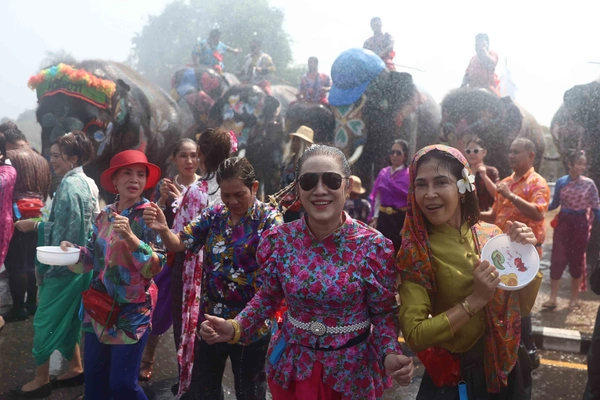 รูป-สีสันกรุงเก่า ช้าง 10 เชือกเพนต์ลายสวยงาม ร่วมเล่นน้ำรับมหาสงกรานต์อยุธยาปี 69-18