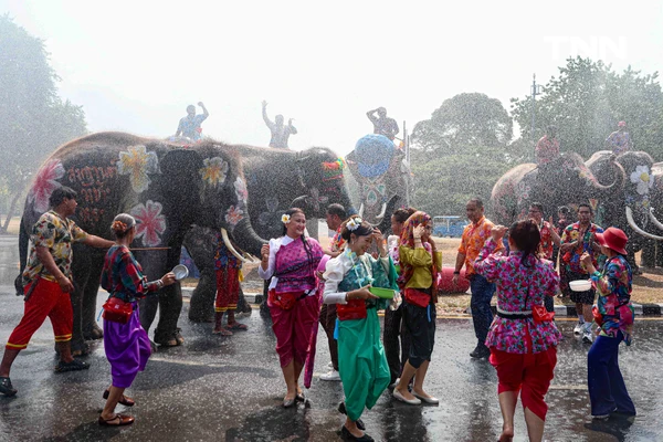 รูป-สีสันกรุงเก่า ช้าง 10 เชือกเพนต์ลายสวยงาม ร่วมเล่นน้ำรับมหาสงกรานต์อยุธยาปี 69-15