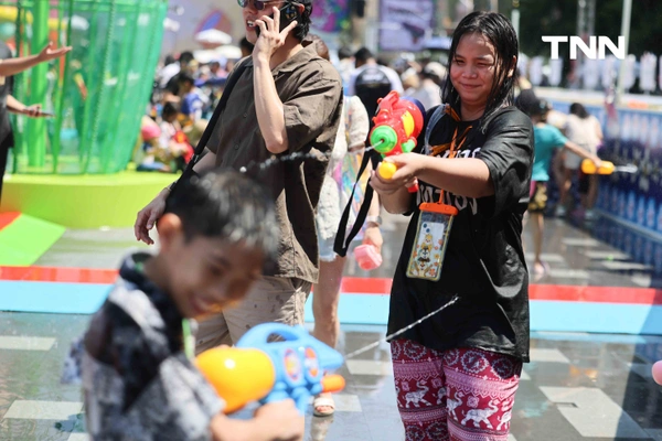 รูป-เปิดก่อนสงกรานต์ไอคอนสยามเล่นน้ำคลายร้อนริมแม่น้ำเจ้าพระยา-16