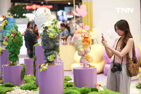 รูป-ไอคอนสยาม x Bennovo เปิดนิทรรศการ “MAMA KAKA Solo Exhibition” นิทรรศการเดี่ยวคุณย่าสุดเปรี้ยว-6
