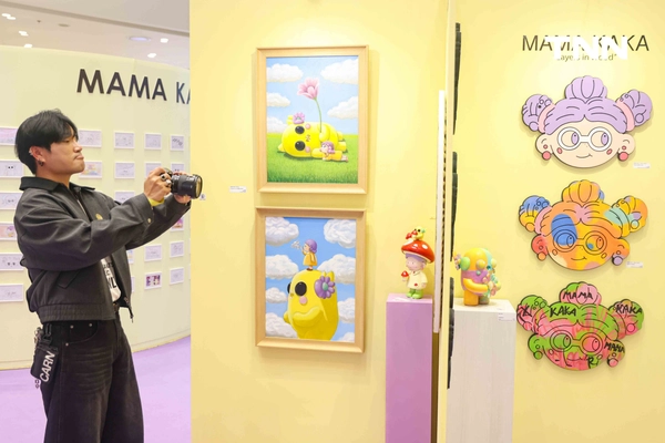 รูป-ไอคอนสยาม x Bennovo เปิดนิทรรศการ “MAMA KAKA Solo Exhibition” นิทรรศการเดี่ยวคุณย่าสุดเปรี้ยว-13