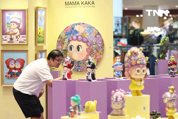 รูป-ไอคอนสยาม x Bennovo เปิดนิทรรศการ “MAMA KAKA Solo Exhibition” นิทรรศการเดี่ยวคุณย่าสุดเปรี้ยว-10