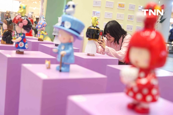 รูป-ไอคอนสยาม x Bennovo เปิดนิทรรศการ “MAMA KAKA Solo Exhibition” นิทรรศการเดี่ยวคุณย่าสุดเปรี้ยว-12
