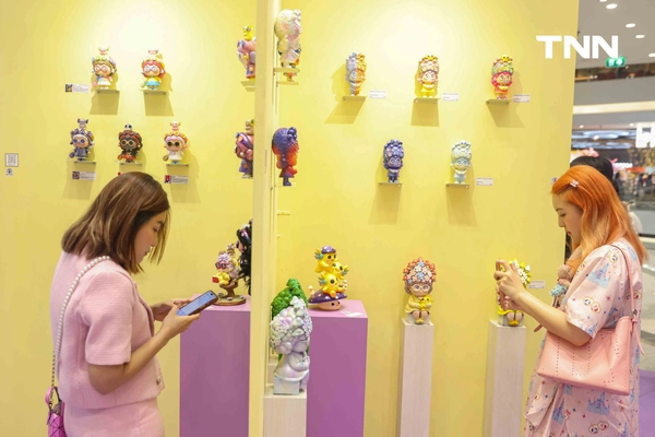 รูป-ไอคอนสยาม x Bennovo เปิดนิทรรศการ “MAMA KAKA Solo Exhibition” นิทรรศการเดี่ยวคุณย่าสุดเปรี้ยว-16