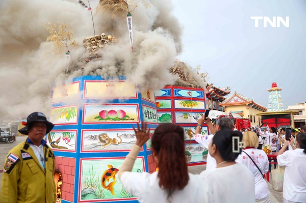 รูป-ส่งวิญญาณไร้ญาติสู่ภพภูมิที่ดี พลังศรัทธาจิตอาสาทั่วสารทิศ ร่วมมหากุศล 'พิธีฌาปนกิจศพไร้ญาติ' มูลนิธิไตรคุณธรรม ชลบุรี-15