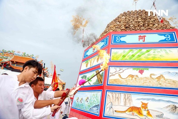 รูป-ส่งวิญญาณไร้ญาติสู่ภพภูมิที่ดี พลังศรัทธาจิตอาสาทั่วสารทิศ ร่วมมหากุศล 'พิธีฌาปนกิจศพไร้ญาติ' มูลนิธิไตรคุณธรรม ชลบุรี-13