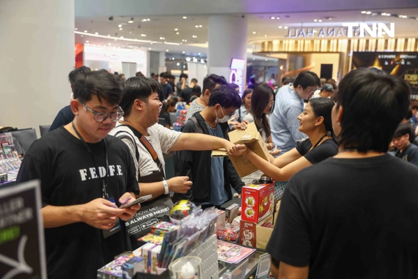 รูป-ไอคอนสยาม จับมือ Nx Gallery จัดมหกรรม ‘WORLD OF CARD’ ขนการ์ดระดับตำนานมูลค่ารวมกว่า 100 ล้านบาทมาโชว์ภายในงาน-21