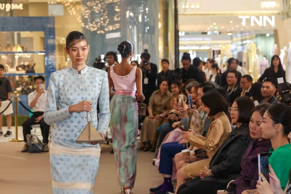 รูป-แบรนด์ SIRIVANNAVARI ร่วมกับ ICONCRAFT ไอคอนสยาม นำเสนอ THREADS OF LEGACY: S’CRAFT 2026-23