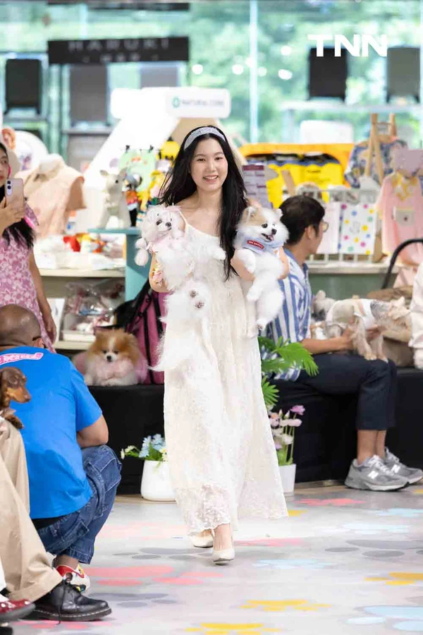รูป-สยามดิสคัฟเวอรี่ เปลี่ยน PAW LAB สู่รันเวย์ครั้งแรก ชวนเหล่าเพื่อนสี่ขาและเจ้าของมาแสดงตัวตนผ่านแฟชั่นและ Pet Lifestyle-13