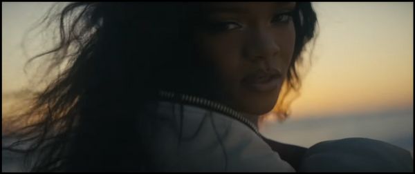 “Rihanna” เปิดตัว MV งานเดี่ยวเพลงแรกในรอบ 6 ปี “Lift Me Up”