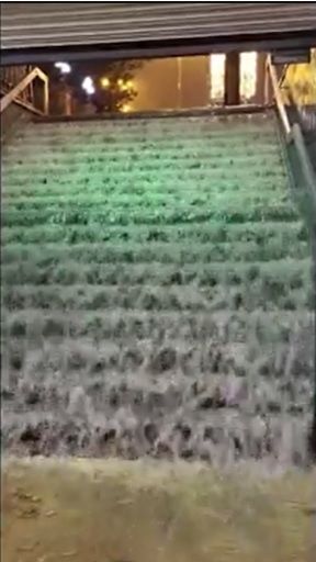 เปิดภาพวินาที! พายุฝนถล่มน้ำทะลักท่วมสถานีรถไฟใต้ดินสเปน