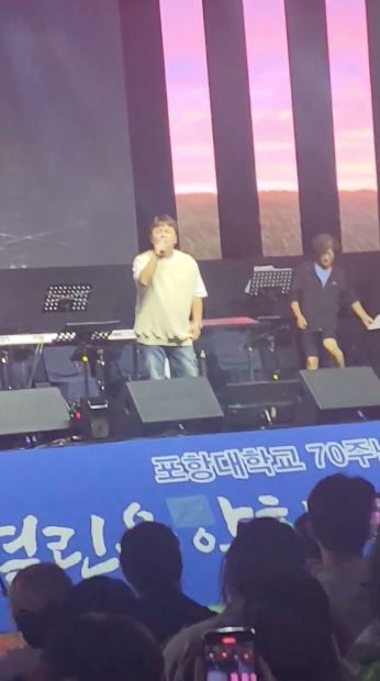 หนุ่มใหญ่บุกเวทีแย่งไมค์ 'ฮอกัก' นักร้องดังเกาหลี ก่อนประกาศก้องว่านอนไม่หลับ!! (มีคลิป)