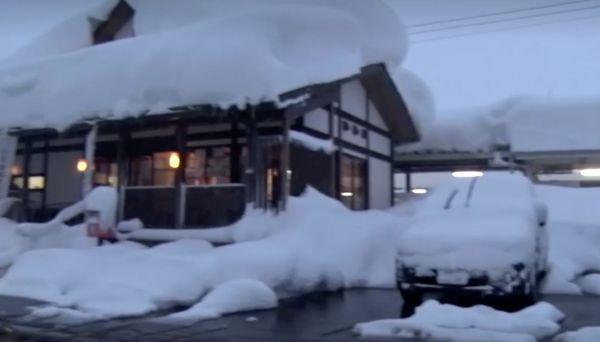 หิมะตกหนักภาคเหนือญี่ปุ่น-แถมมีแผ่นดินไหวซ้ำเติม