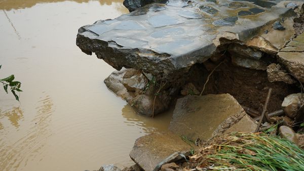 น้ำท่วมจันทบุรี น้ำป่าหลากซัดบ่อน้ำพุร้อนเสียหาย