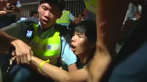 'โจชัว หว่อง' ถูกจับกุมก่อนฮ่องกงประท้วงใหญ่เสาร์นี้