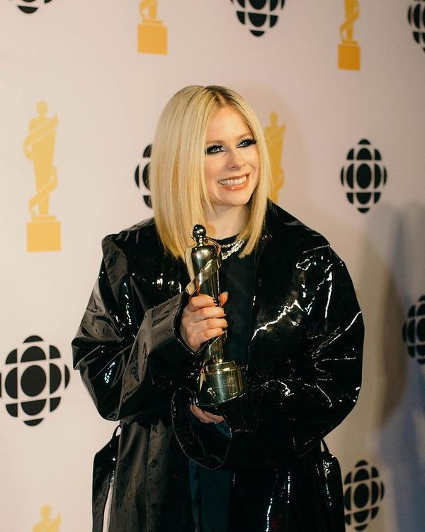 ไล่ลงจากเวที!! สาวเปลือยอกประท้วงป่วน 'แอวริล ลาวีน' บนเวที Juno Awards