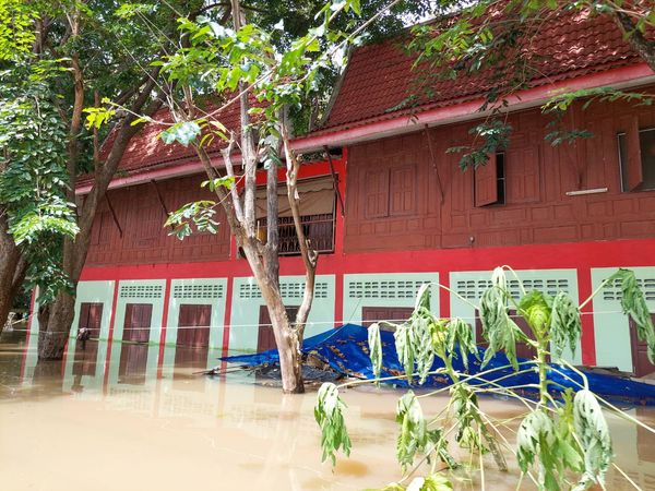 สิงห์บุรีวิกฤต! น้ำท่วมสูง 2 เมตร บ้านเรือนจมน้ำนับพันหลัง 
