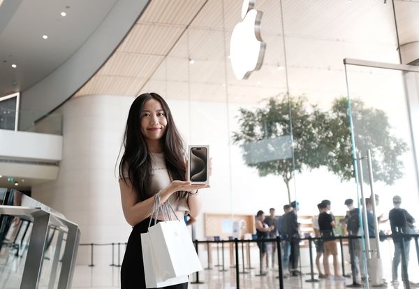 คนทะลักเข้าคิวซื้อ iPhone 15 ที่ไอคอนสยาม สาวเวียดนามได้รับเครื่องคนแรก!