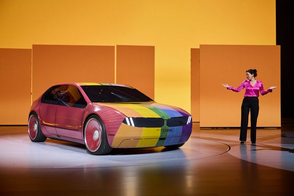 เผยโฉม BMW i VISION DEE รถยนต์เปลี่ยนสีได้ถึง 32 สี ในงาน CES 2023