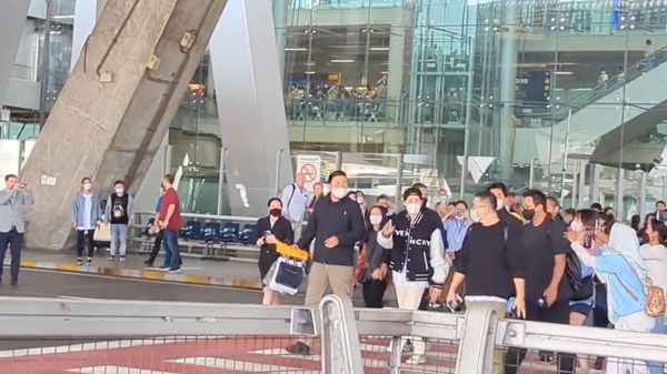 'หัวหน้าฮง' ถึงไทยแล้ว!! 'คิมซอนโฮ' สร้างความประทับใจที่สนามบิน ก่อนแฟนมีตแรก11-12ก.พ.นี้