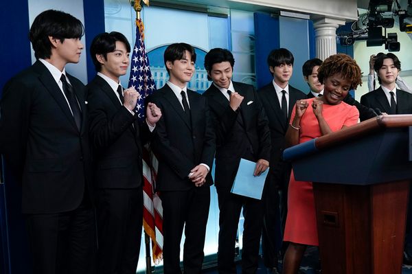 สมาชิกวง BTS หารือเพื่อหาทางออกให้กับปัญหาความเกลียดชังชาวอเมริกันเชื้อสายเอเชียที่ทำเนียบขาว