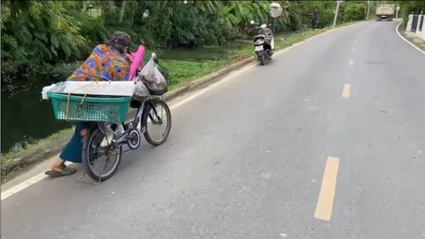 ยายวัย 82 ปี เข็นจักรยานขายขนม นำเงินไปทำบุญ และแบ่งเบาภาระลูกหลาน