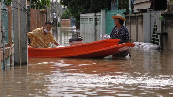 สถานการณ์น้ำท่วม ชาวสรรพยาจมบาดาล ต้องอพยพนอนริมถนน