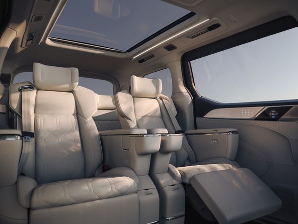 เปิดตัว “Volvo EM90” รถอเนกประสงค์ไฟฟ้า สะดวกสบายราว “ห้องนั่งเล่นเคลื่อนที่”