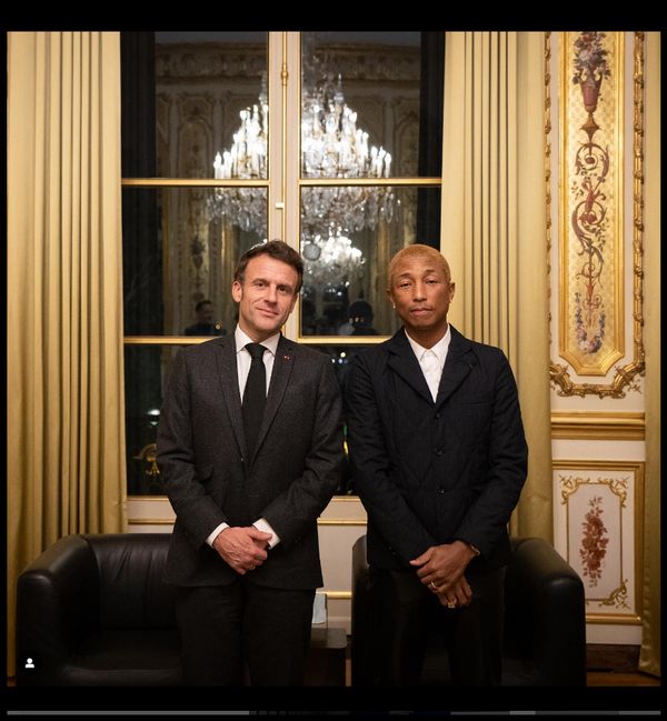 ชาวฝรั่งเศสฮือฮาประธานาธิบดี Emmanuel Macron  ถ่ายภาพ  Black Pink และ  Pharrell William