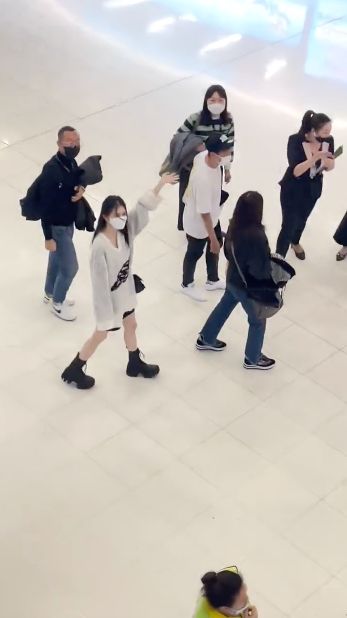 ถึงไทยแล้ว!! 'ฮันโซฮี’ นางเอกเกาหลี ขาวใสออร่าสะกดทั้งสนามบิน (มีคลิป)