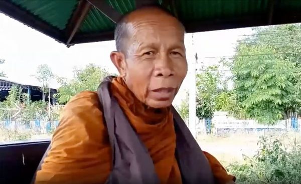 หลวงตา 71 ปี เดินเท้าเปล่าจากเชียงรายกลับนครพนม ไม่รับปัจจัย
