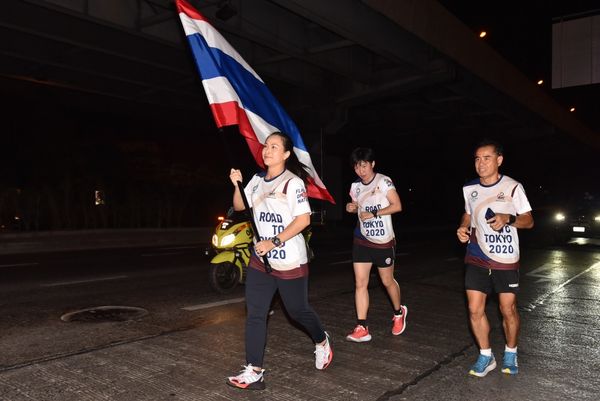 ออกสตาร์ทยิ่งใหญ่ วิ่งธงชาติไทย...รวมใจสู่ชัยชนะ สมรักษ์ คำสิงห์ ประเดิมวิ่ง กม.ที่ 1