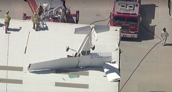 เปิดภาพเครื่องบินเล็กตกหัวทิ่มทะลุหลังคา-นักบินรอดชีวิตปาฏิหาริย์