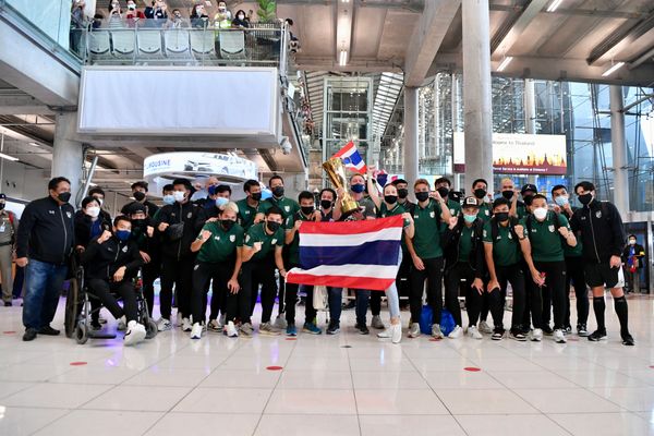 'ทีมชาติไทย' เดินทางกลับถึงบ้านเกิดพร้อมถ้วยแชมป์ซูซูกิคัพสุดชื่นมื่น