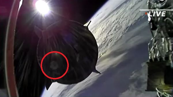 นักบินระทึก! วัตถุปริศนา นอกโลก บินเกือบชนยานสเปซเอ็กซ์ขณะไปสถานี ISS