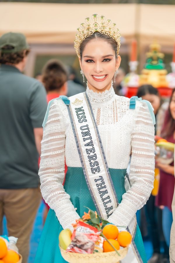 แอนนา เสืองามเอี่ยม ทำบุญที่วัดไทยในสหรัฐ ก่อนเข้าเก็บตัวเวที Miss Universe คืนนี้
