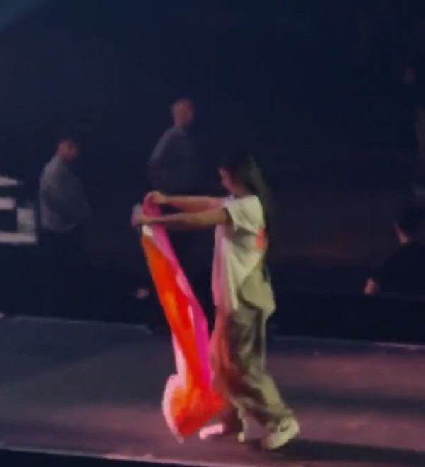 “จองยอน” วง “TWICE” ถูกสั่งห้ามถือธงเลสเบี้ยนในคอนเสิร์ตที่เบอร์ลิน (มีคลิป) 