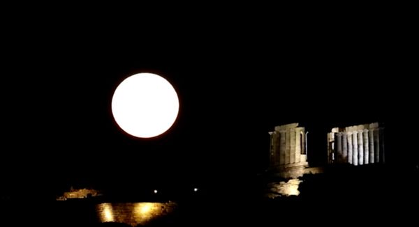 เปิดภาพซูเปอร์มูน พระจันทร์เต็มดวงลอยเด่นเหนือ “วิหารโพไซดอน” 