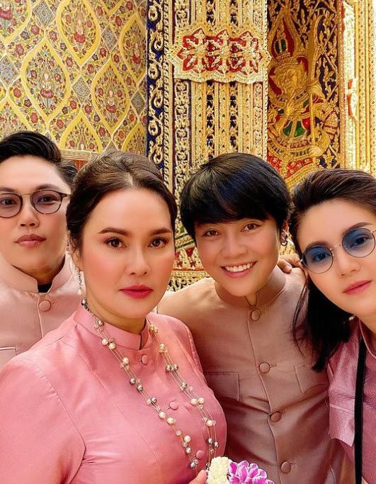'ใหม่ เจริญปุระ' สวมชุดไทยสุดงามพาครอบครัวทำบุญฉลองอายุ52ปี