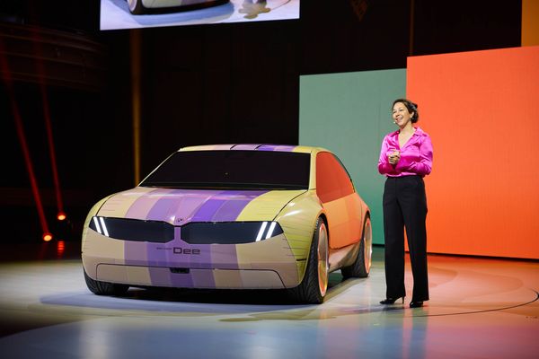 เผยโฉม BMW i VISION DEE รถยนต์เปลี่ยนสีได้ถึง 32 สี ในงาน CES 2023
